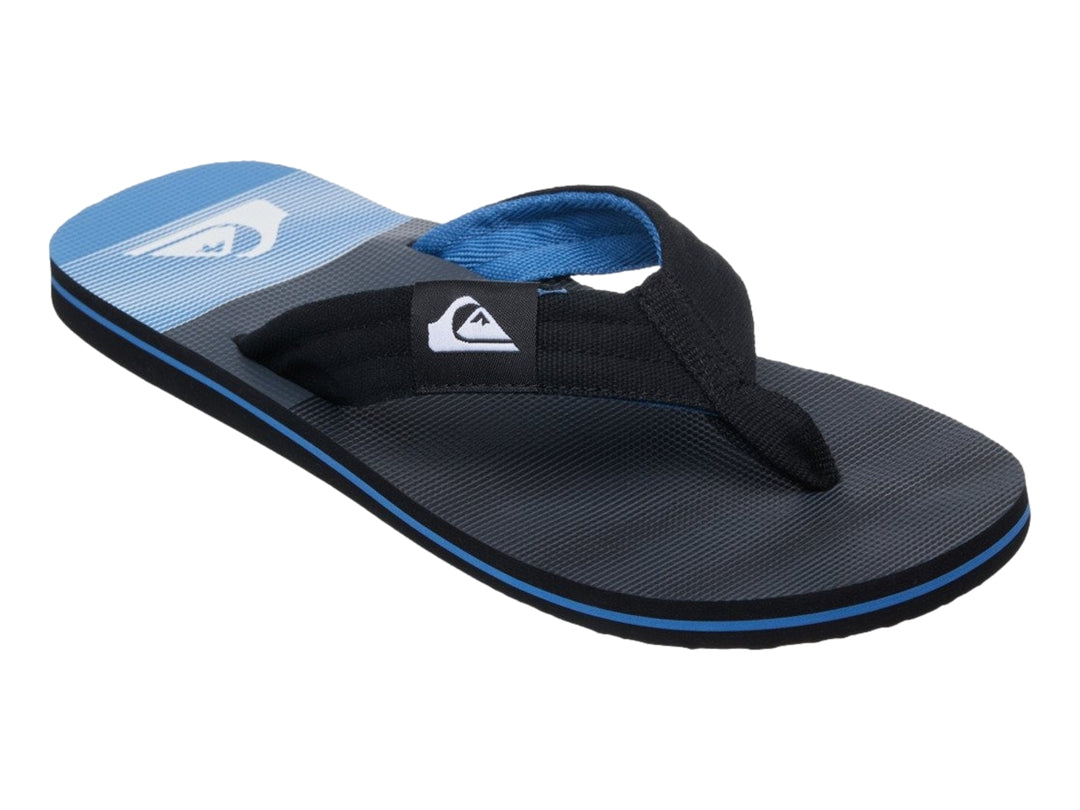 Sandalia Quiksilver Molokai Layback color negro con una línea azul en la suela.