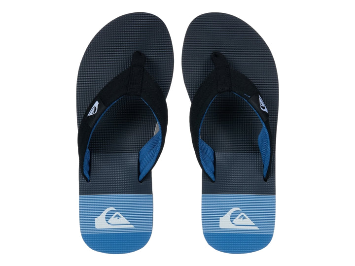 Sandalia Quiksilver Molokai Layback color negro con una línea azul en la suela.