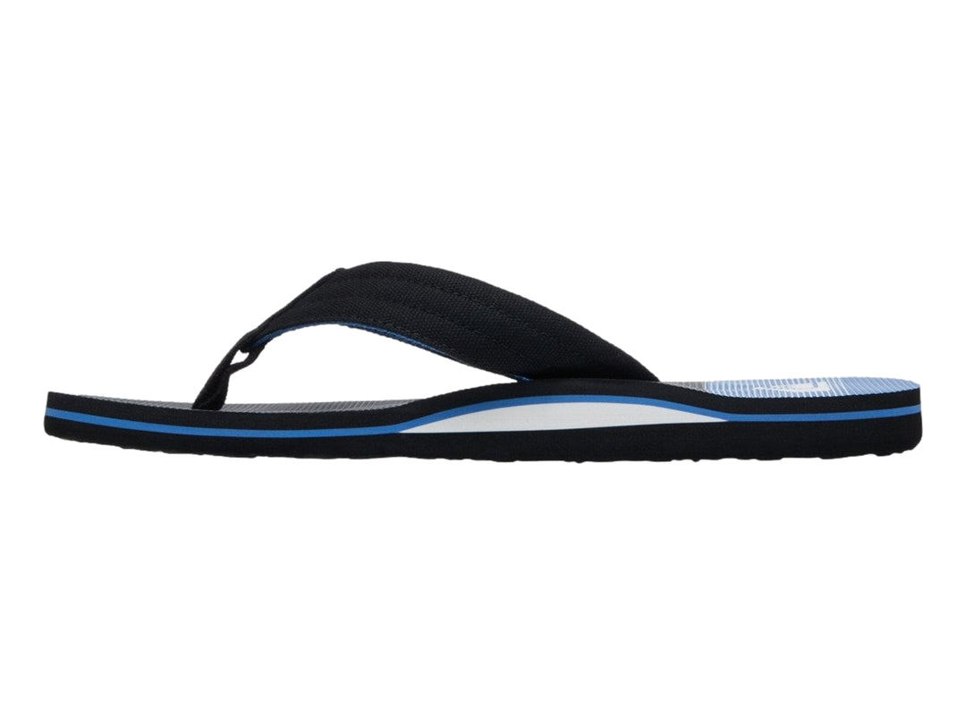 Sandalia Quiksilver Molokai Layback color negro con una línea azul en la suela.