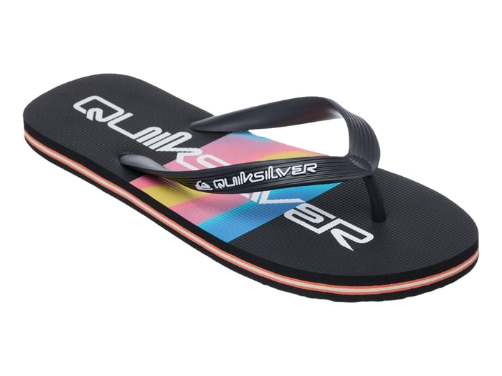 Sandalia Quiksilver Molokai Stripe color negro con detalles de rayas naranjas y blancas en la suela.