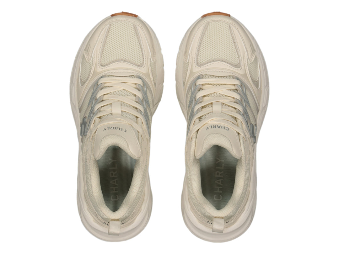 Tenis Charly Fashion Sport color beige con suela gruesa color caramelo y detalles laterales en gris.