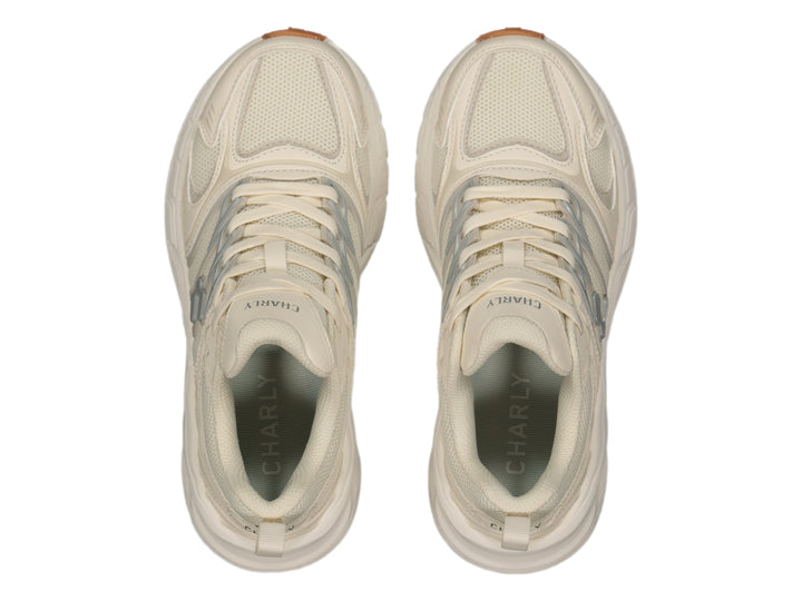 Tenis Charly Fashion Sport color beige con suela gruesa color caramelo y detalles laterales en gris.