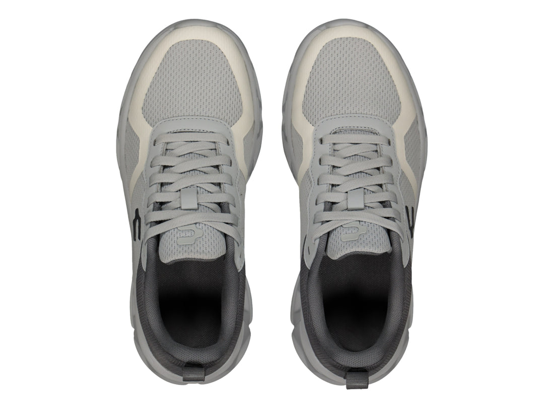 Tenis deportivos Charly color gris con detalles en blanco y suela gruesa.