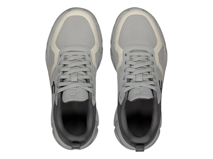 Tenis deportivos Charly color gris con detalles en blanco y suela gruesa.