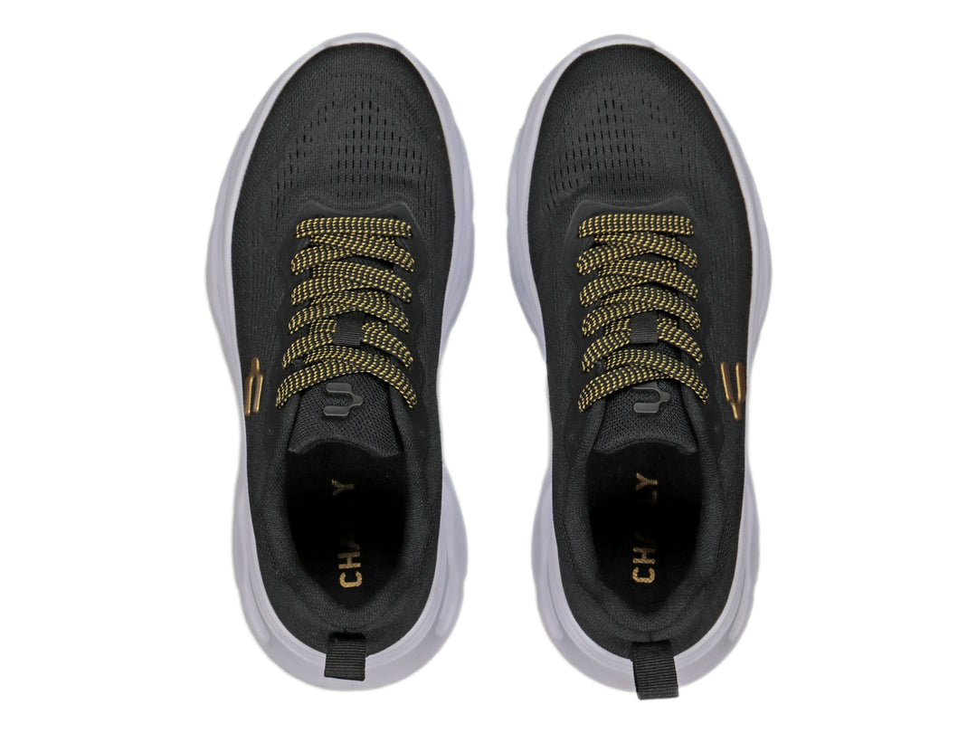 Tenis deportivos Charly color negro con suela blanca y detalles en dorado.
