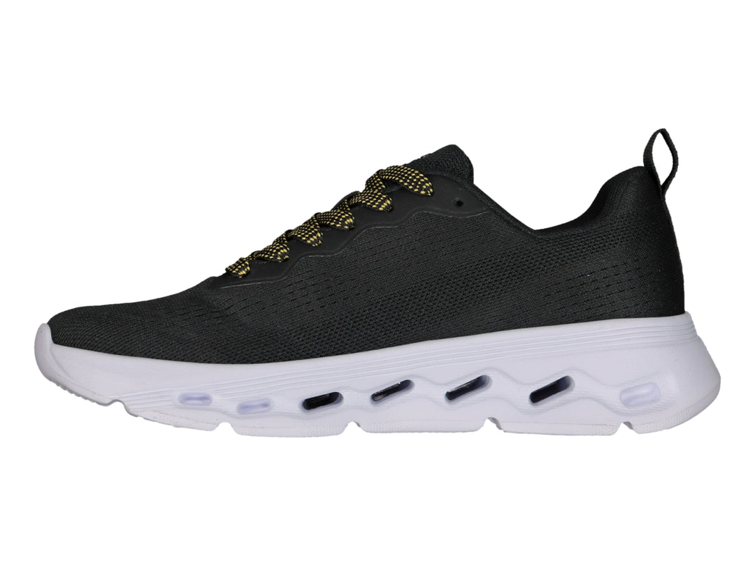 Tenis deportivos Charly color negro con suela blanca y detalles en dorado.