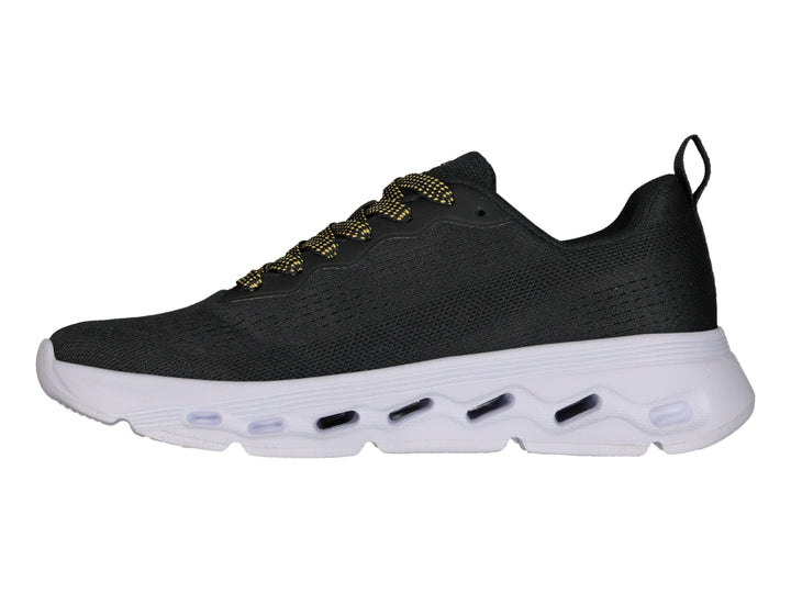 Tenis deportivos Charly color negro con suela blanca y detalles en dorado.