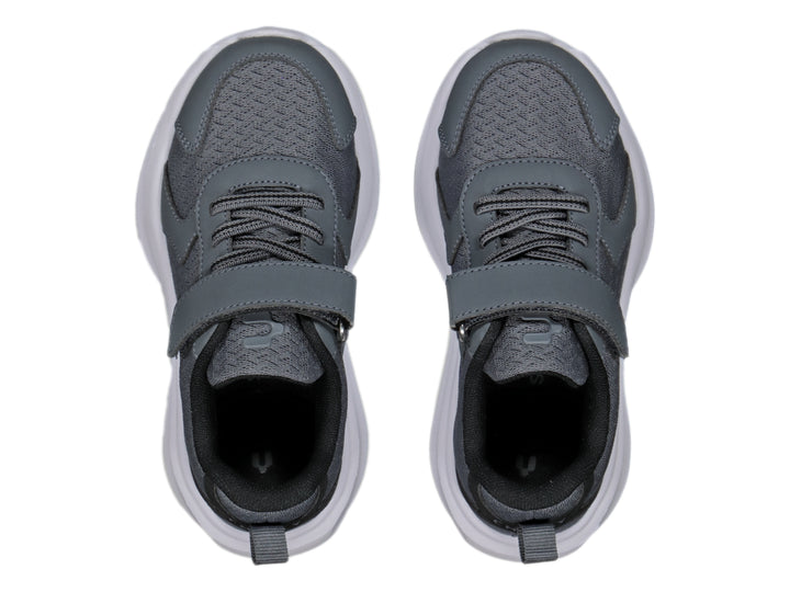 Tenis Charly Road Casual Oxford color gris con suela blanca y correa ajustable.