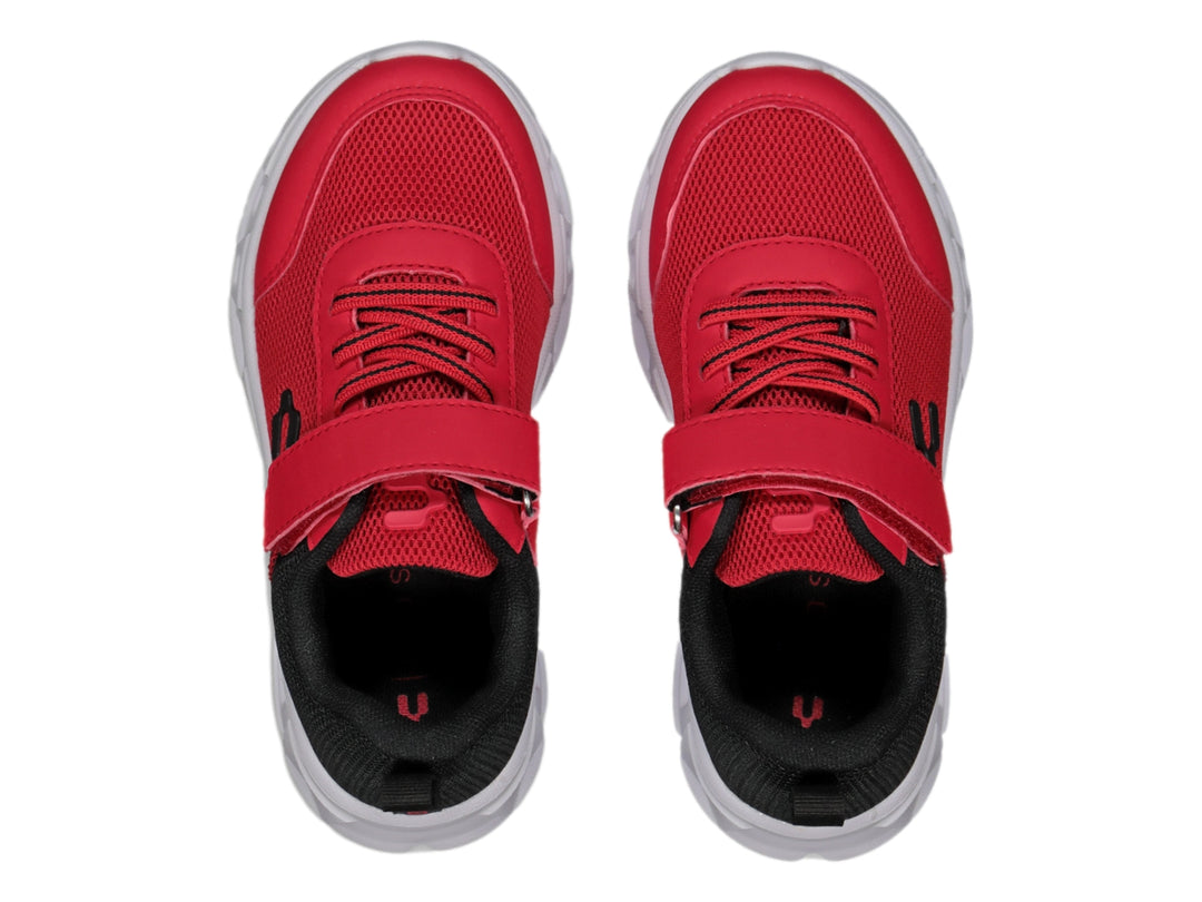 Tenis deportivos Charly color rojo con detalles en negro y suela blanca, cierre de velcro.