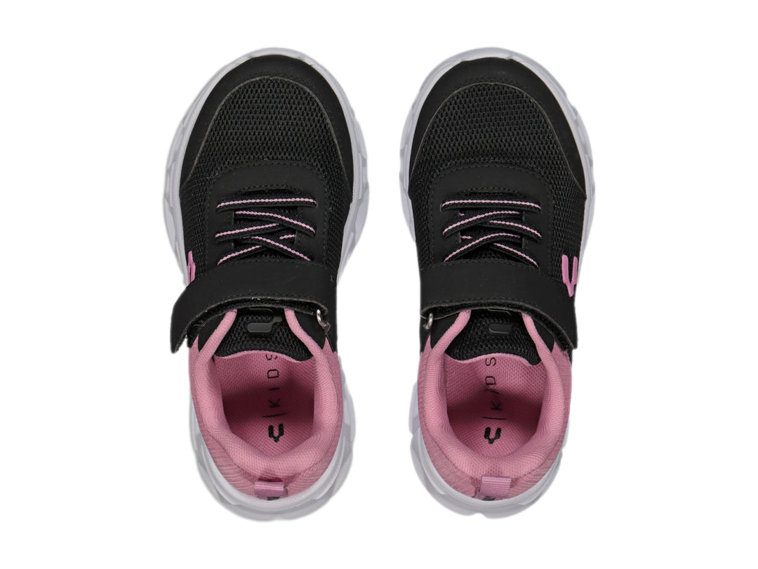 Tenis deportivos Charly color negro y rosa con suela blanca y correa de velcro.