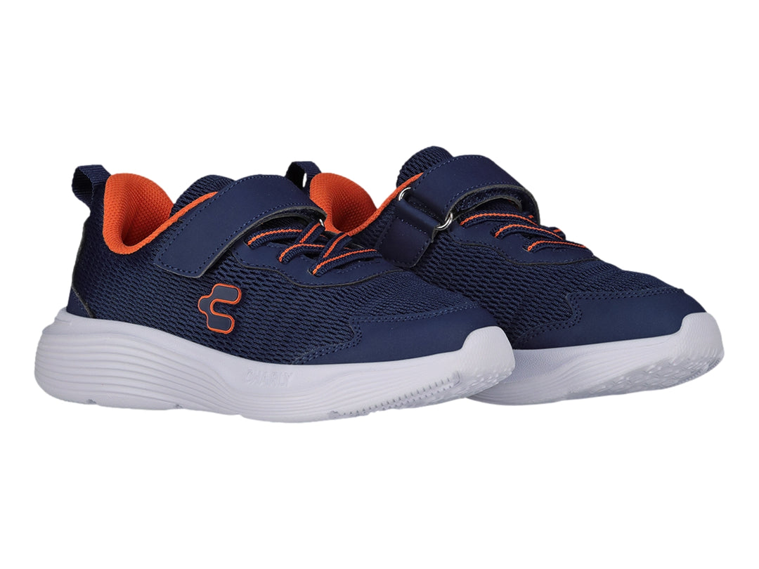 Tenis deportivos Charly color azul marino con detalles en naranja y suela blanca.
