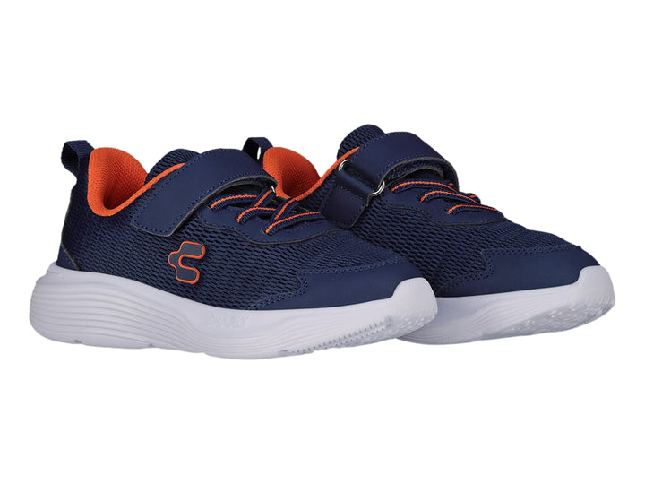 Tenis deportivos Charly color azul marino con detalles en naranja y suela blanca.