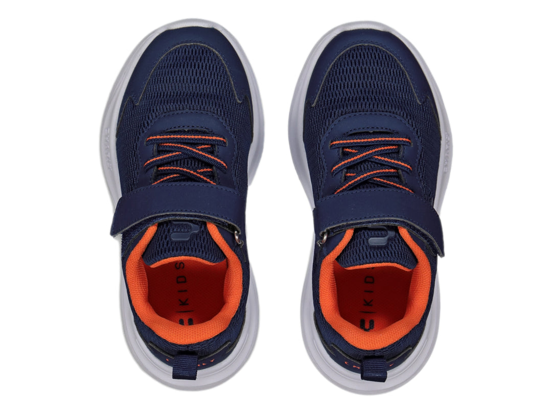 Tenis deportivos Charly color azul marino con detalles en naranja y suela blanca.
