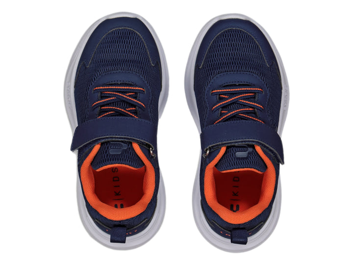 Tenis deportivos Charly color azul marino con detalles en naranja y suela blanca.