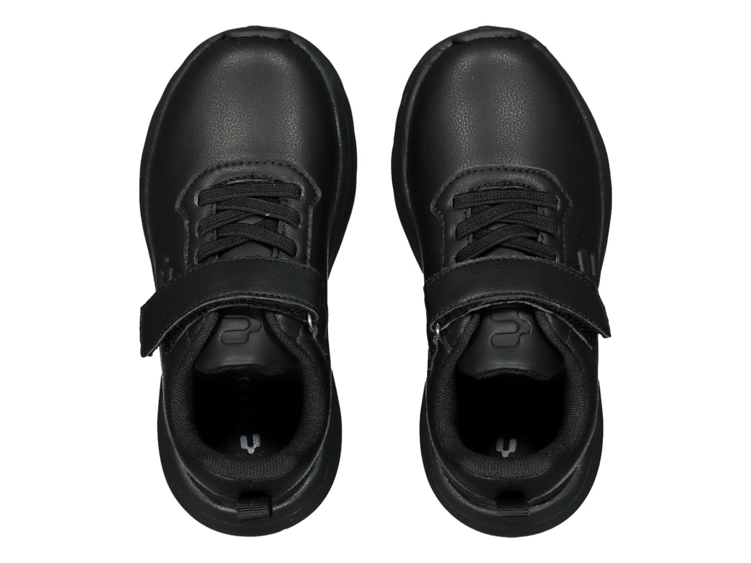 Tenis casuales Charly color negro con correa y agujetas sobre fondo blanco.