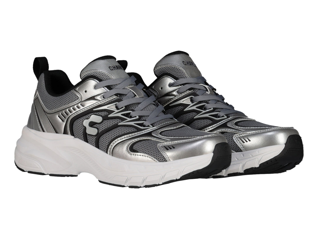 Tenis deportivos Charly color plata y gris con suela blanca y detalles en negro.