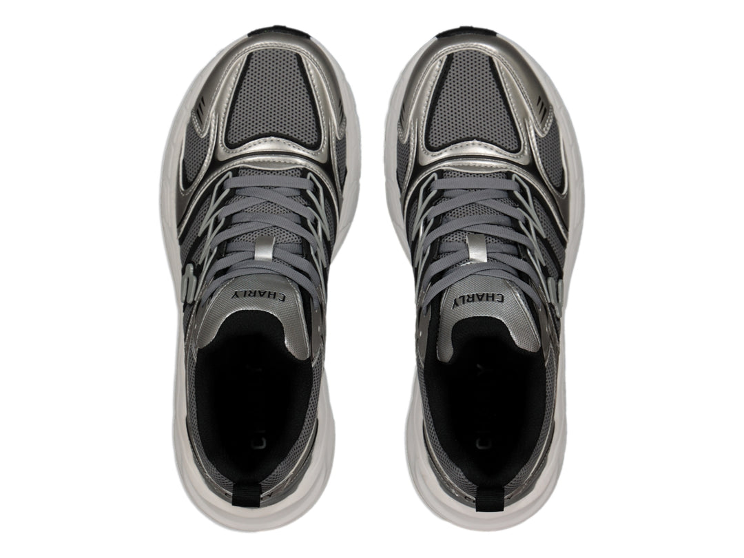 Tenis deportivos Charly color plata y gris con suela blanca y detalles en negro.