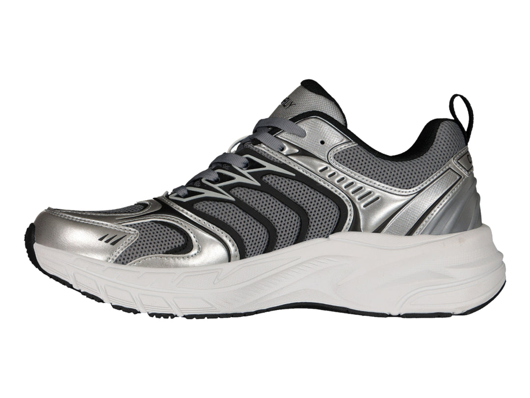 Tenis deportivos Charly color plata y gris con suela blanca y detalles en negro.