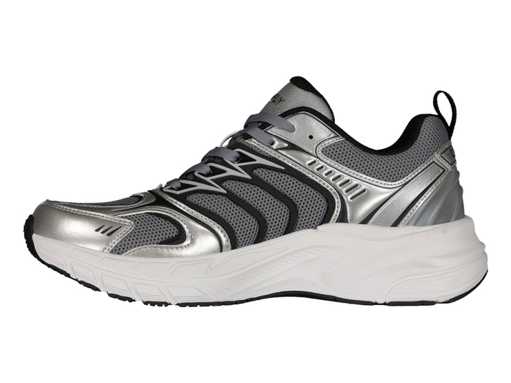 Tenis deportivos Charly color plata y gris con suela blanca y detalles en negro.