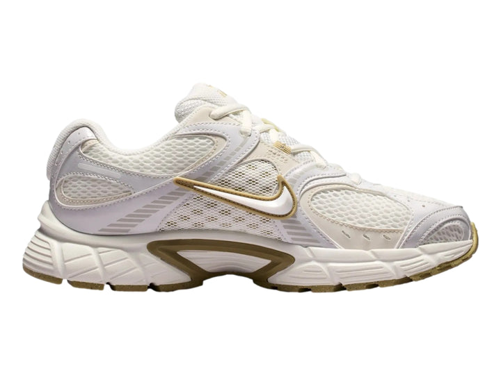 Tenis Nike V5 RNR para mujer en color blanco sail con detalles en beige y suela gruesa.