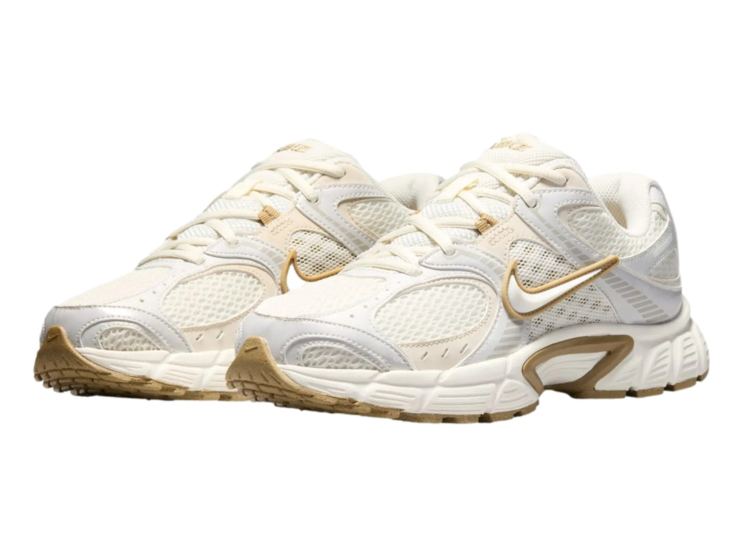Tenis Nike V5 RNR para mujer en color blanco sail con detalles en beige y suela gruesa.