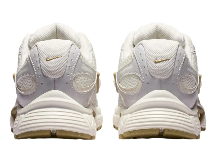 Tenis Nike V5 RNR para mujer en color blanco sail con detalles en beige y suela gruesa.