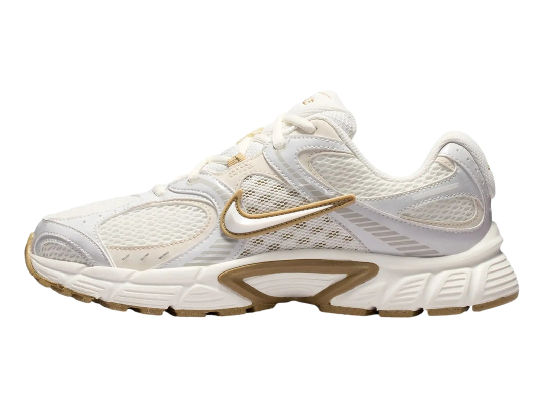 Tenis Nike V5 RNR para mujer en color blanco sail con detalles en beige y suela gruesa.
