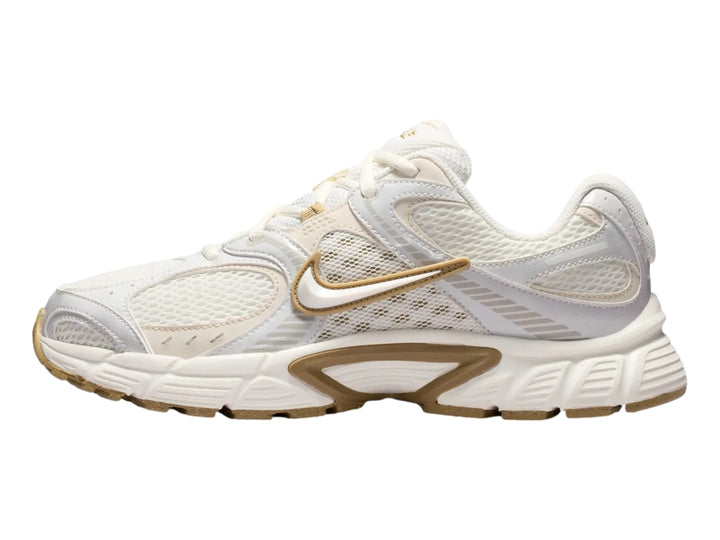 Tenis Nike V5 RNR para mujer en color blanco sail con detalles en beige y suela gruesa.