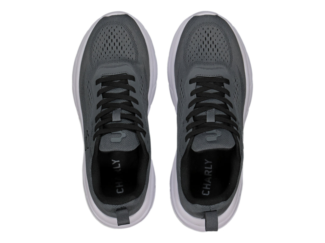 Tenis deportivos Charly color gris oxford con suela blanca y cordones negros.