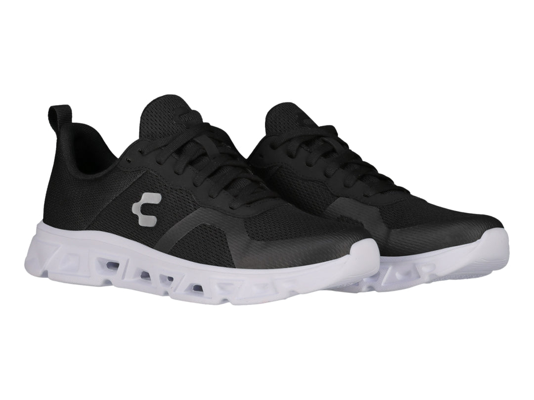 Tenis deportivos Charly color negro con suela blanca y tejido de malla.