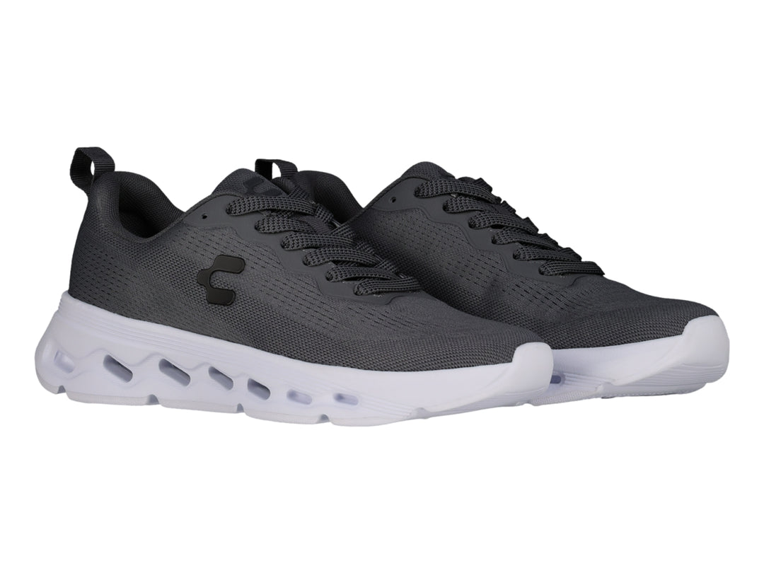 Tenis deportivos Charly color gris oxford con suela blanca y tejido de malla transpirable.