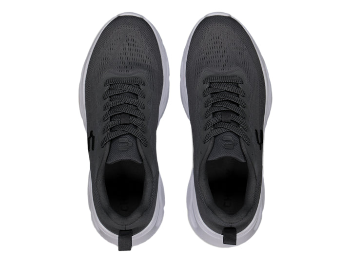 Tenis deportivos Charly color gris oxford con suela blanca y tejido de malla transpirable.