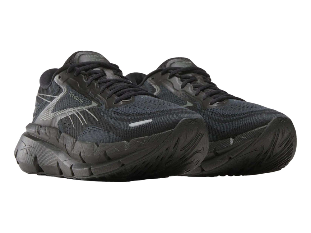 Tenis Reebok Floatzig Double en color negro para hombre, vista lateral.