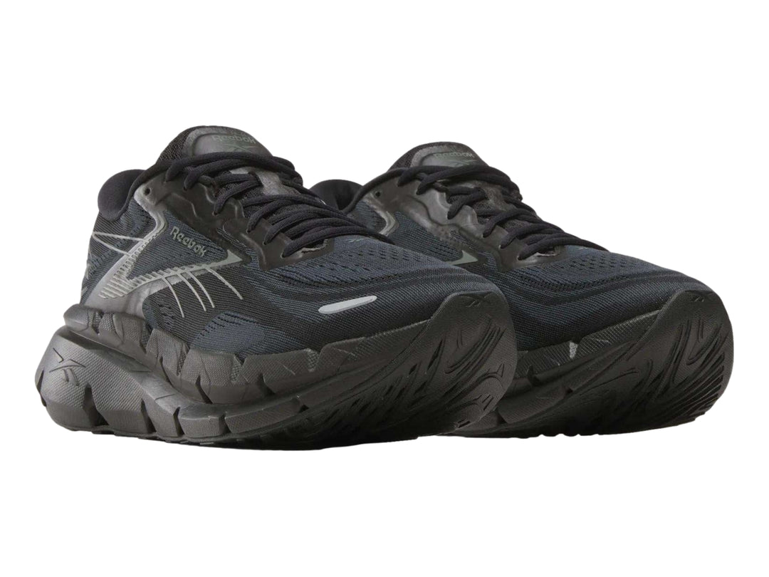 Tenis Reebok Floatzig Double en color negro para hombre, vista lateral.