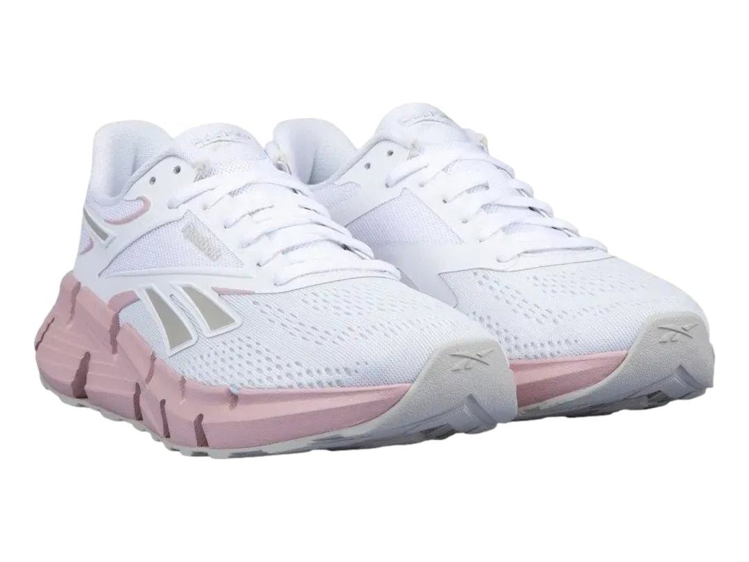 Tenis deportivos Reebok Zig Dynamica 6 en color blanco con suela rosa para mujer.