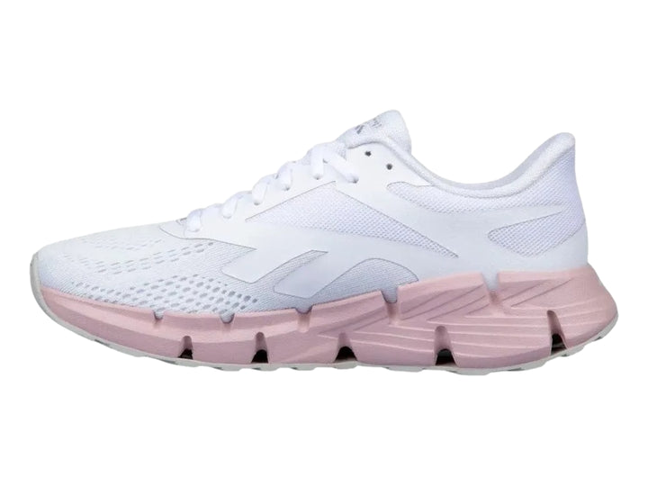 Tenis deportivos Reebok Zig Dynamica 6 en color blanco con suela rosa para mujer.