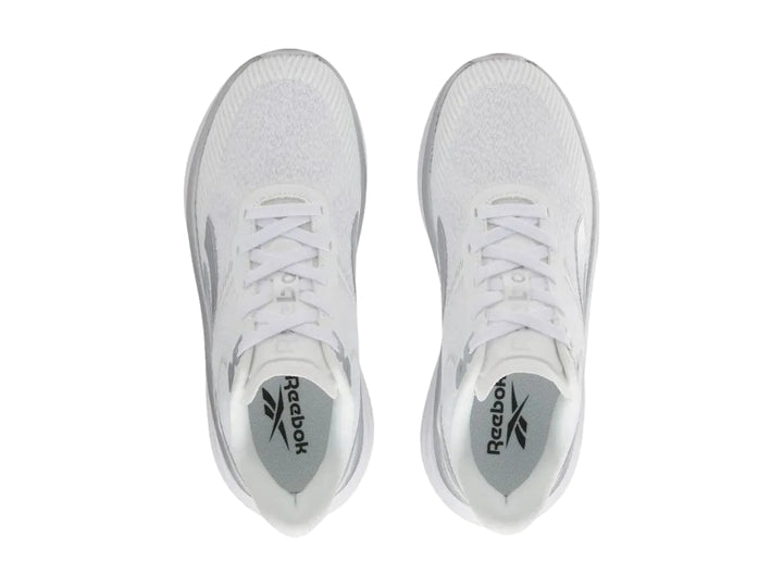Tenis deportivos Reebok Viva Speed color blanco con detalles plateados, vista lateral.