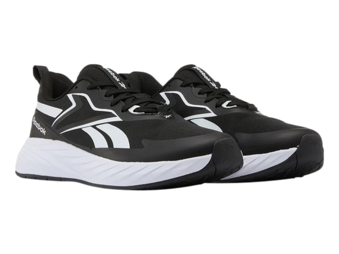Tenis Reebok Verse color negro con suela blanca y detalles laterales en blanco para hombre.