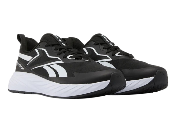 Tenis Reebok Verse color negro con suela blanca y detalles laterales en blanco para hombre.