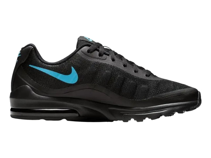 Tenis Nike Air Max Invigor color negro con detalle azul en el logo y suela amortiguada.