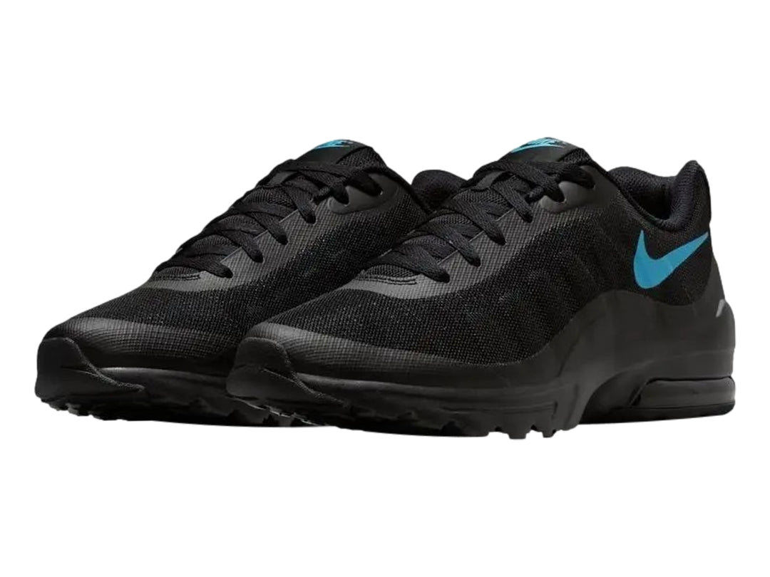 Tenis Nike Air Max Invigor color negro con detalle azul en el logo y suela amortiguada.