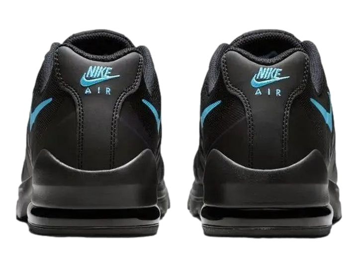 Tenis Nike Air Max Invigor color negro con detalle azul en el logo y suela amortiguada.
