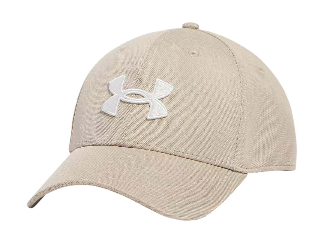 Gorra Under Armour color khaki con logotipo blanco en el frente.