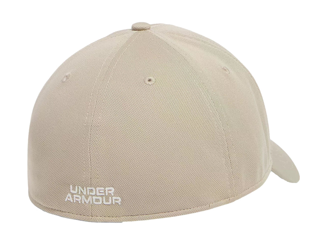 Gorra Under Armour color khaki con logotipo blanco en el frente.