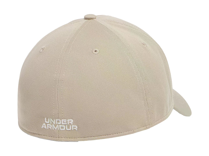 Gorra Under Armour color khaki con logotipo blanco en el frente.
