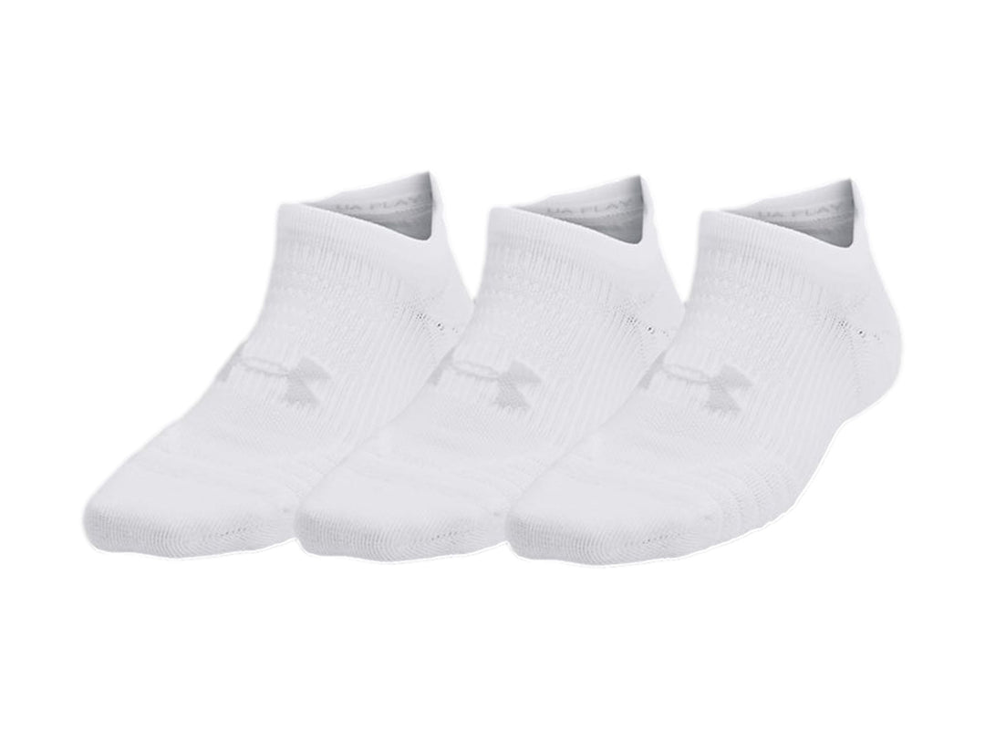 Paquete de tres calcetines deportivos blancos de la marca Under Armour para mujer.