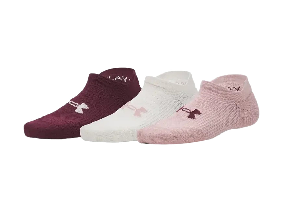 Paquete de tres pares de calcetines deportivos Under Armour en colores guinda, blanco y rosa claro.