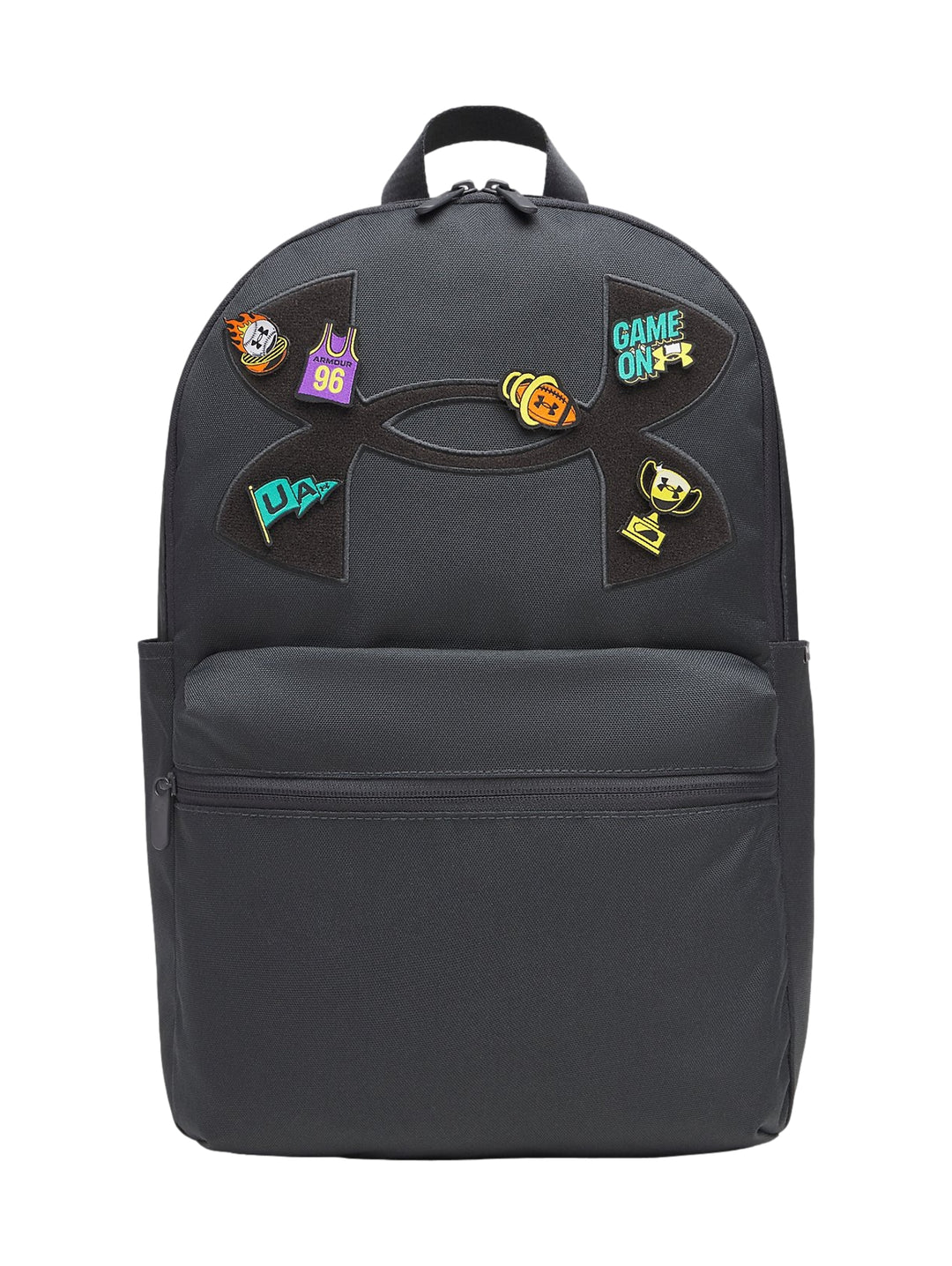Mochila escolar Under Armour color gris con parches coloridos decorativos en la parte frontal.
