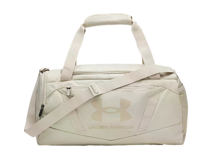 Maleta deportiva Under Armour color khaki con asas y correa ajustable.
