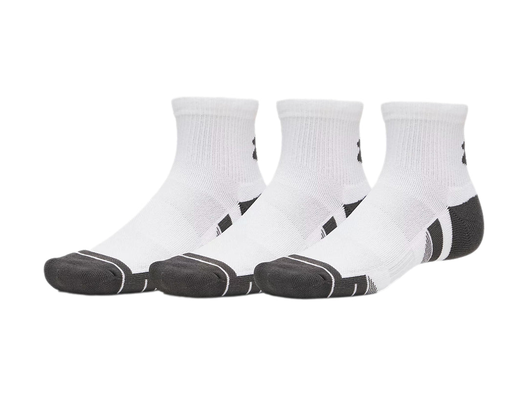 Pack de 3 calcetines deportivos Under Armour blancos con detalles en gris en talón y punta.